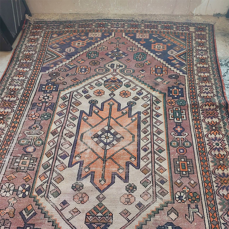 Old carpet(سجادة قديمة)